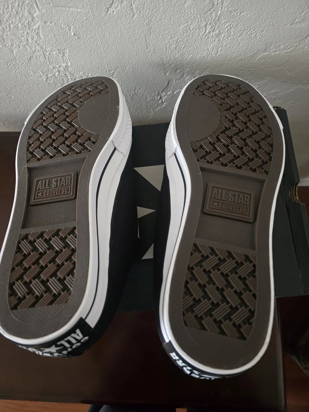 Men’s Low-Top Canvas Athletic Sneakers in Black and White